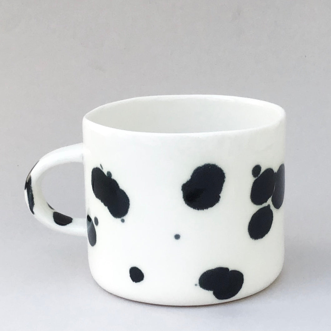 Dalmatian cup with a handle