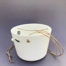 Load image into Gallery viewer, Nosy hanging flower pot, large size, closed eyes
